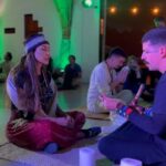 Jaque Khury Instagram - Adoro me aprofundar nos estudos dos nossos antigos ancestrais. Instrumentos mágicos, músicas de conexão espiritual, tudo tão lindo. Cada dia me sinto mais parte da natureza, e desse movimento que o mundo faz pelo amor ao próximo e pela preservação das nossas florestas e nossa cultura. Nós somos o coração do mundo, a Amazônia é aqui!!! Ao viver isso, é como se eu voltasse a algo que eu pertenço mas tinha sido perdido… ouvir esse chamado dos índios… dançar na fogueira, tirar as energias ruins… Infelizmente com o passar dos anos , nossa natureza foi se perdendo 😢 dando lugar a um mundo frio. Mas estamos na nova era… aonde o amor é a força mais preciosa é que devemos ensinar as nossas crianças . Esse reencontro com as sabedorias dos índios e guardiões das nossas florestas nos trazem muito autoconhecimento , inclusive com as medicinas da floresta. É um processo natural de sabedoria e evolução. Sem perceber começamos a viver isso… as curas interiores… nos desapegamos do que não presta, e nos apegamos no quem tem que ser… em tudo que nos faz evoluir; e não é um sofrimento… é um processo natural. O amor vem e transborda. E é só alegria . Sem religião , sem raça , sem cor , sem julgamento. Nós somos parte de tudo, somos um só , guiados pelo grande espírito, Deus . Valeu @mena.011 ❤️🧡💛💚💙💜🍃🪶🌏🌈☀️🌙🌪️ Olha aí o rapé @bemteviarcoiris