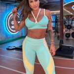 Jaque Khury Instagram - Dia de LEG DAY e está tudo nos stories , hoje teve : Leg Press, agachamento livre , leg vertical, cadeira extensora e cadeira adutora. Tudo 4 séries de 12/12/10/08 repetições com progressão de carga, muita amplitude e descanso grande entre as séries . Look @vestem #fitnessmotivation #treino #fitness