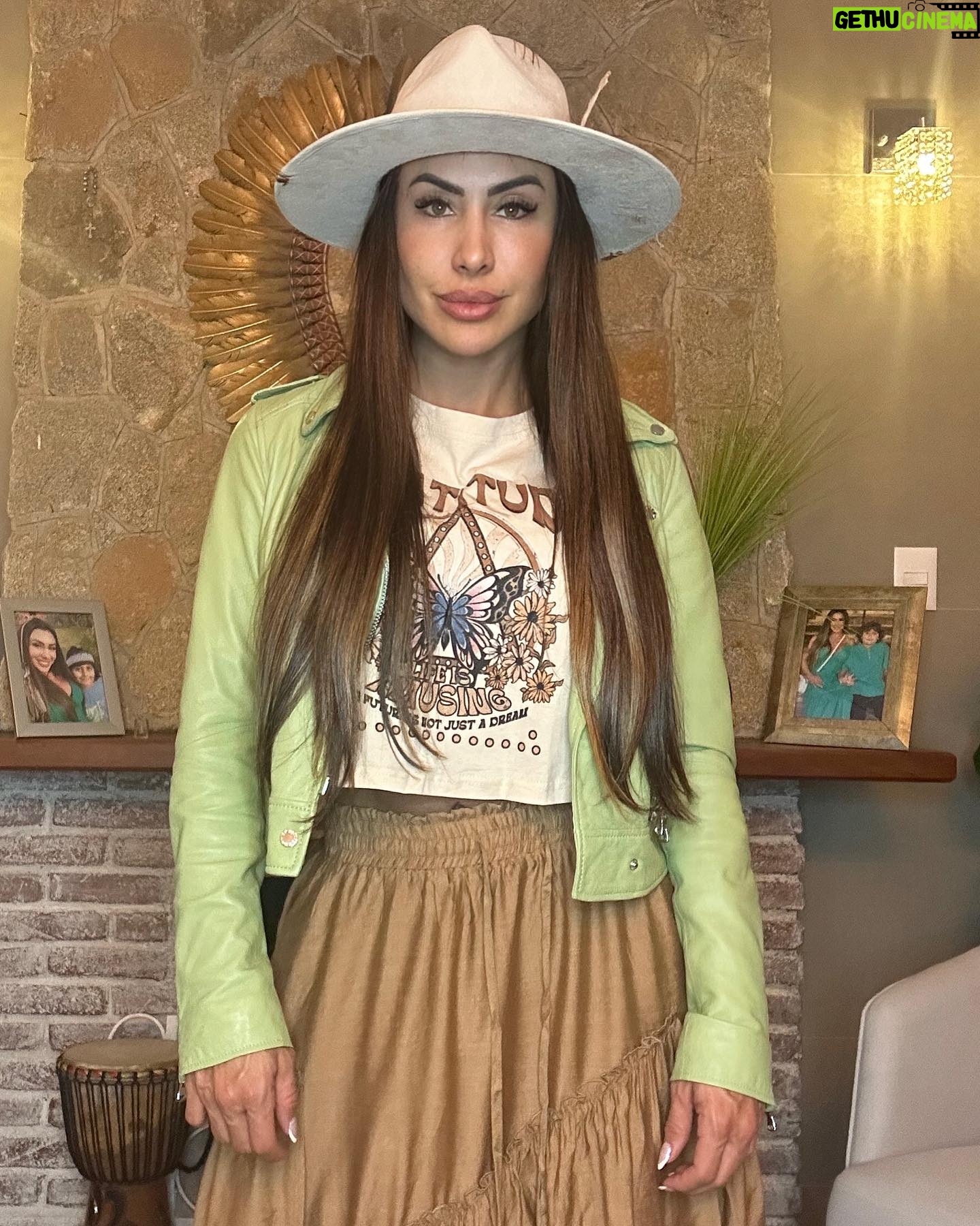 Jaque Khury Instagram - As estações influenciam diretamente sua vida. Saiba que existe tempo de brilhar e tempo de se recolher, tempo de plantar e tempo de colher. A vida é cíclica e a fartura pode lhe faltar em alguns momentos. No entanto, não se desespere: ela voltará. 🪶🍃