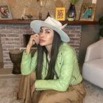 Jaque Khury Instagram - As estações influenciam diretamente sua vida. Saiba que existe tempo de brilhar e tempo de se recolher, tempo de plantar e tempo de colher. A vida é cíclica e a fartura pode lhe faltar em alguns momentos. No entanto, não se desespere: ela voltará. 🪶🍃