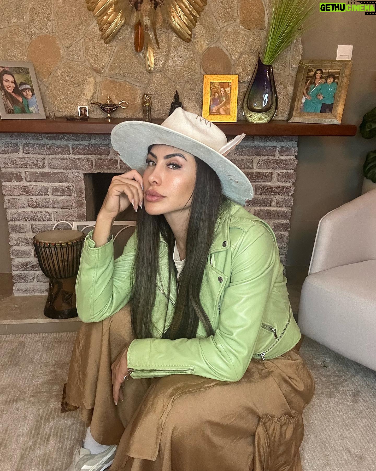 Jaque Khury Instagram - As estações influenciam diretamente sua vida. Saiba que existe tempo de brilhar e tempo de se recolher, tempo de plantar e tempo de colher. A vida é cíclica e a fartura pode lhe faltar em alguns momentos. No entanto, não se desespere: ela voltará. 🪶🍃