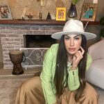 Jaque Khury Instagram - As estações influenciam diretamente sua vida. Saiba que existe tempo de brilhar e tempo de se recolher, tempo de plantar e tempo de colher. A vida é cíclica e a fartura pode lhe faltar em alguns momentos. No entanto, não se desespere: ela voltará. 🪶🍃