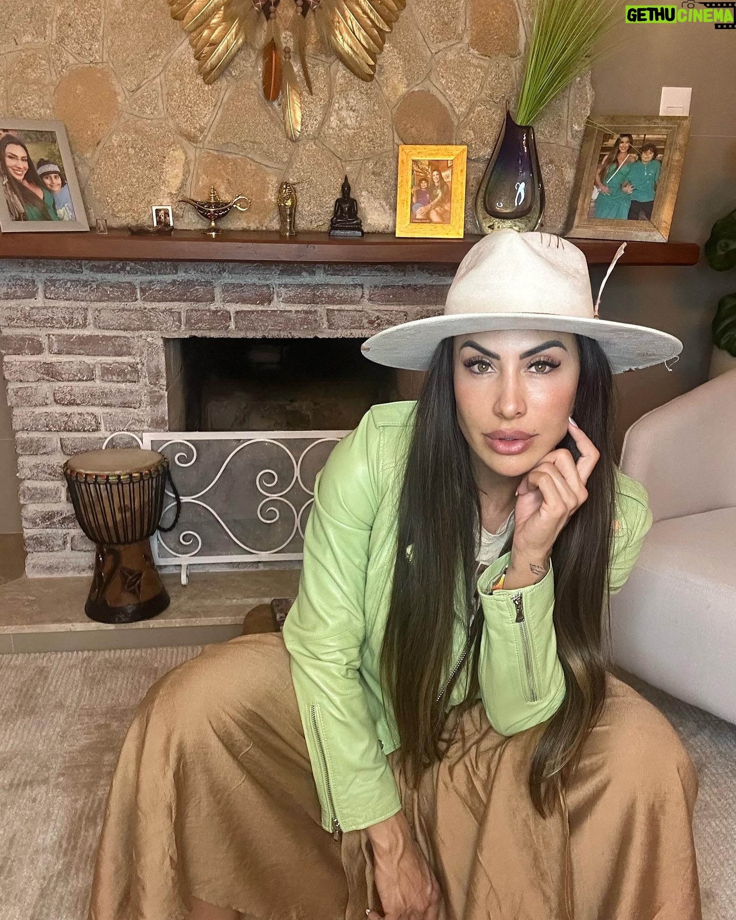 Jaque Khury Instagram - As estações influenciam diretamente sua vida. Saiba que existe tempo de brilhar e tempo de se recolher, tempo de plantar e tempo de colher. A vida é cíclica e a fartura pode lhe faltar em alguns momentos. No entanto, não se desespere: ela voltará. 🪶🍃