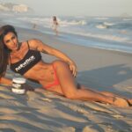 Jaque Khury Instagram - Você sabia que todos podem e devem tomar creatina todos os dias ? Mesmo nos dias que você não treina você deve tomar. Os benefícios da creatina são inúmeros, inclusive em idosos, ajudando na perca de massa óssea , e em várias doenças da melhor idade. Compre o seu no site oficial da @atlheticanutrition com meu cumprimento de desconto Jaque10 #atlheticanutrition #atletica #creatina #fitness #suplementos