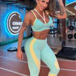Jaque Khury Instagram - Dia de LEG DAY e está tudo nos stories , hoje teve : Leg Press, agachamento livre , leg vertical, cadeira extensora e cadeira adutora. Tudo 4 séries de 12/12/10/08 repetições com progressão de carga, muita amplitude e descanso grande entre as séries . Look @vestem #fitnessmotivation #treino #fitness