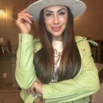 Jaque Khury Instagram - As estações influenciam diretamente sua vida. Saiba que existe tempo de brilhar e tempo de se recolher, tempo de plantar e tempo de colher. A vida é cíclica e a fartura pode lhe faltar em alguns momentos. No entanto, não se desespere: ela voltará. 🪶🍃