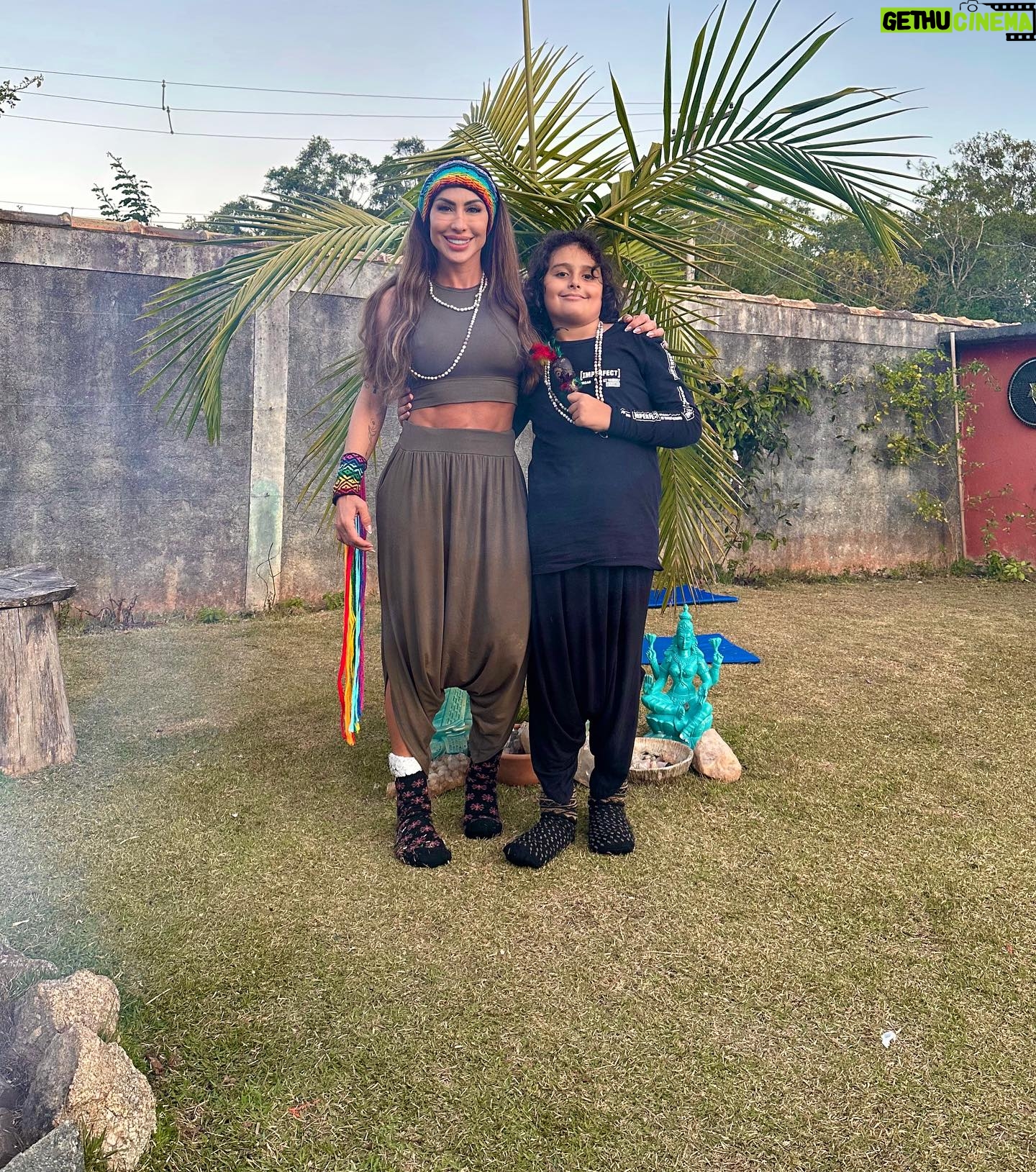Jaque Khury Instagram - Como eu amo tudo isso 💚Hoje foi lindo 🤩 cerimônia do Nixipae (ayahuaska )com @mapuhunikuin na @casahaira . Hoje veio demais os meus familiares, e meu papel dentro da minha família. Resignificando padrões … quebrando ciclos de repetições e com a música alegre, danças … na tradição Huni Kuin, que é curar pela alegria. Cada experiência com essa medicina da floresta é única mas cada vez que vivencio mais eu me conecto com minha verdadeira natureza e espiritualidade. É um processo tão lindo de puro amor…. Que não sei explicar com palavras. #casahaira #hunikuin #mapuhunikuin #ayahuasca #nixipae