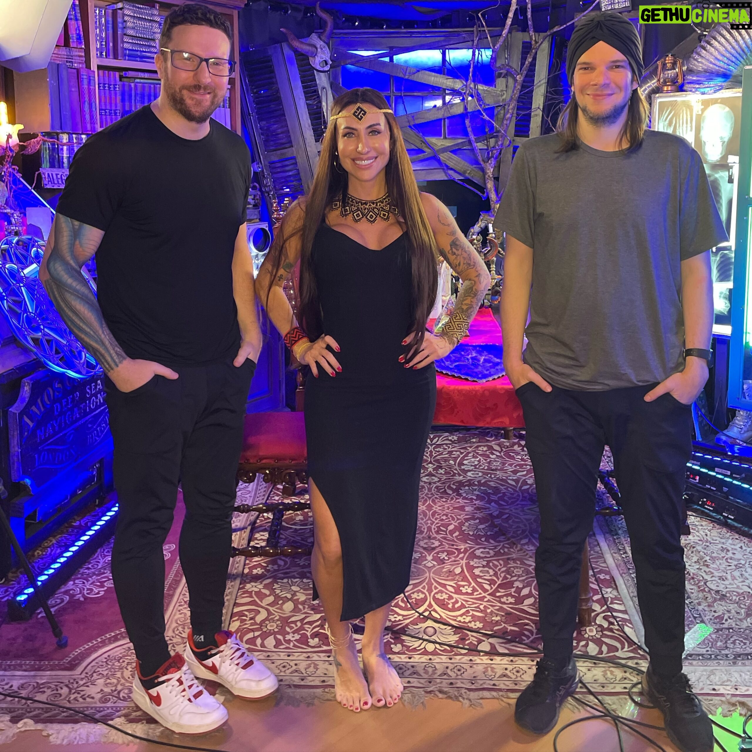 Jaque Khury Instagram - Ontem tivemos um episódio diferente, com debate de vários temas, como quebra da matrix, os impactos espirituais e emocionais da fama, e uma história única de vida com uma grande mudança promovida pelas medicinas da floresta e o xamanismo! Obrigado por abrir e compartilhar sua história com a gente @jaquekhury