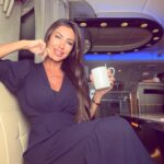 Jaque Khury Instagram - Você bebe por você ou para agradar os outros? Beber socialmente é um termo que deveria ser repensado. As pessoas tem que fazer as coisas porque elas querem e não para os outros. Eu sou super aberta… quer beber, usar droga na minha frente? Eu não ligo. Cada um com sua vida. Sem preconceitos. Mas eu acho super chato o preconceito que eu sofro. Eu mal chego noa lugares e ja falam: você é fitness , né? Não bebe nada e não come nada … genteeeeeee… eu sou livre, eu faço oq eu quero. Eu como oq eu quero e bebo também. Adoro vinhos brancos. Acontece que eu deixo para ocasiões especiais. Primeiro porque eu odeio ressaca e atrapalha meu dia , trabalho, meu treino… segundo por que eu tenho foco e não é esforço nenhum pra mim deixar de beber. Esforço é deixar de comer pizza ou pastel… bebida? Eu não ligo… ta chato achar que quem não bebe ou bebe pouco não se diverte. Eu sou super divertida quem sai comigo sabe bem… Ta chato romantizar o álcool e quem não bebe sofrer preconceito. Enfim … eu vou beber se quiser e quando quiser… e não pra agradar ninguém. 👋😃