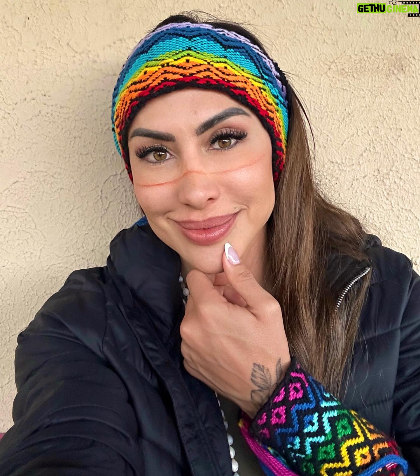 Jaque Khury Instagram - Como eu amo tudo isso 💚Hoje foi lindo 🤩 cerimônia do Nixipae (ayahuaska )com @mapuhunikuin na @casahaira . Hoje veio demais os meus familiares, e meu papel dentro da minha família. Resignificando padrões … quebrando ciclos de repetições e com a música alegre, danças … na tradição Huni Kuin, que é curar pela alegria. Cada experiência com essa medicina da floresta é única mas cada vez que vivencio mais eu me conecto com minha verdadeira natureza e espiritualidade. É um processo tão lindo de puro amor…. Que não sei explicar com palavras. #casahaira #hunikuin #mapuhunikuin #ayahuasca #nixipae