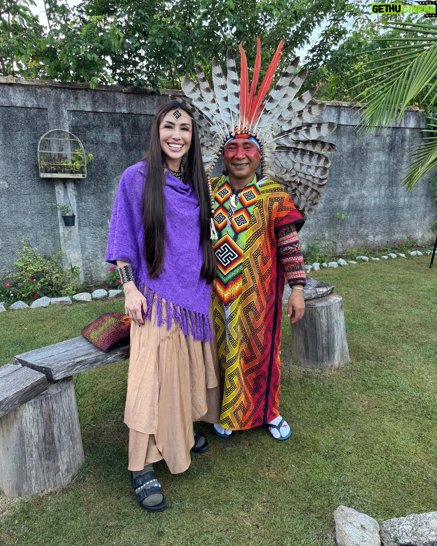 Jaque Khury Instagram - Aquela cerimônia de ayahuaska que chegou varrendo tudo de ruim como um tornado, 🌪️ tirando o medo e a procrastinação das minhas entranhas…me dando a dose de coragem que preciso para viver e continuar a minha caminhada. Esse pajé @ninawapaidamatahunikuin tem uma força inexplicável. E terminamos com batismo da pimenta 🌶️ Hampaya para melhorar a comunicação, aprendizado, memória e musicalidade, na @casahaira #hauxhaux #nixiepae #hunikuin #casahaira