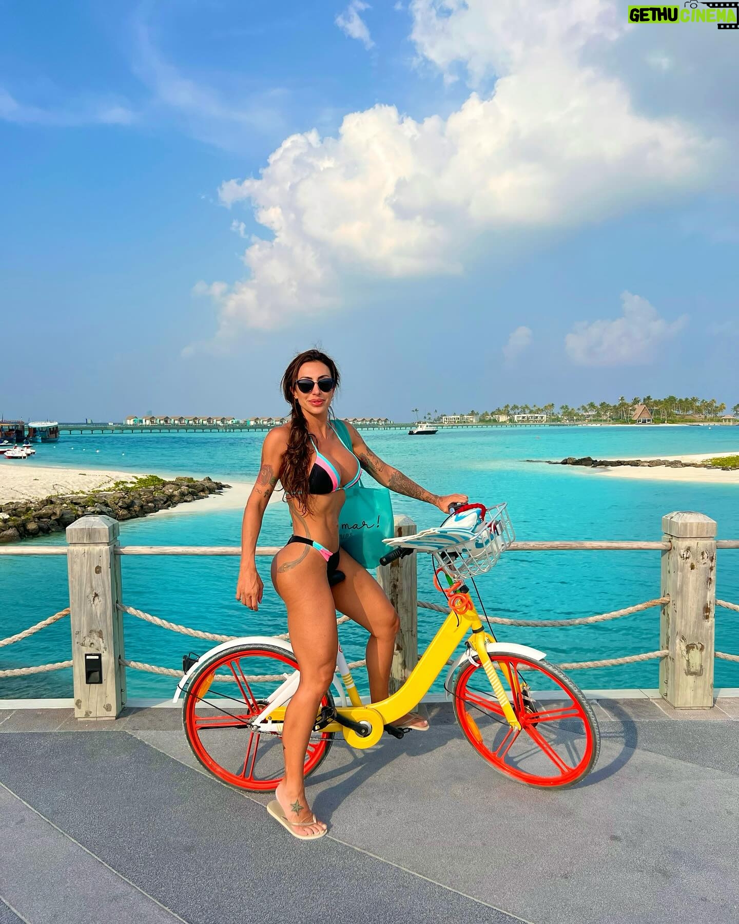 Jaque Khury Instagram - #tbt dessa viagem linda que fiz com minhas amigas para Maldivas no maravilhoso @hardrockhotelmaldives