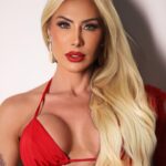 Jaque Khury Instagram - A história do batom vermelho começou cerca de 5.000 anos atrás, no antigo Egito. Nessa época, tanto homens quanto mulheres usavam batom, mas era especialmente popular entre as mulheres da realeza. O vermelho é uma cor de poder, energia e paixão. É também associado ao chakra raiz, que lida com a sobrevivência e segurança. Já usou seu batom vermelho hoje ? Eu tô tomando coragem pra usar o meu batom vermelho nas produções. 😊❤️ Aproveitei e fiz uma montagem loira também…