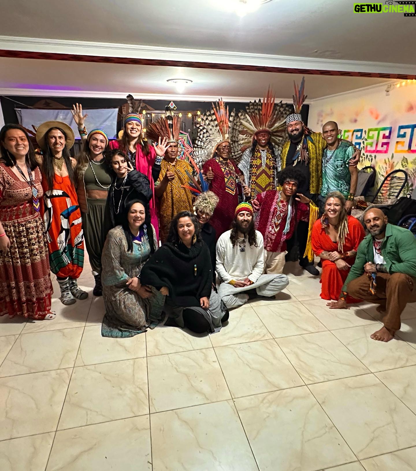 Jaque Khury Instagram - Como eu amo tudo isso 💚Hoje foi lindo 🤩 cerimônia do Nixipae (ayahuaska )com @mapuhunikuin na @casahaira . Hoje veio demais os meus familiares, e meu papel dentro da minha famÃlia. Resignificando padrões … quebrando ciclos de repetições e com a música alegre, danças … na tradição Huni Kuin, que é curar pela alegria. Cada experiência com essa medicina da floresta é única mas cada vez que vivencio mais eu me conecto com minha verdadeira natureza e espiritualidade. É um processo tão lindo de puro amor…. Que não sei explicar com palavras. #casahaira #hunikuin #mapuhunikuin #ayahuasca #nixipae