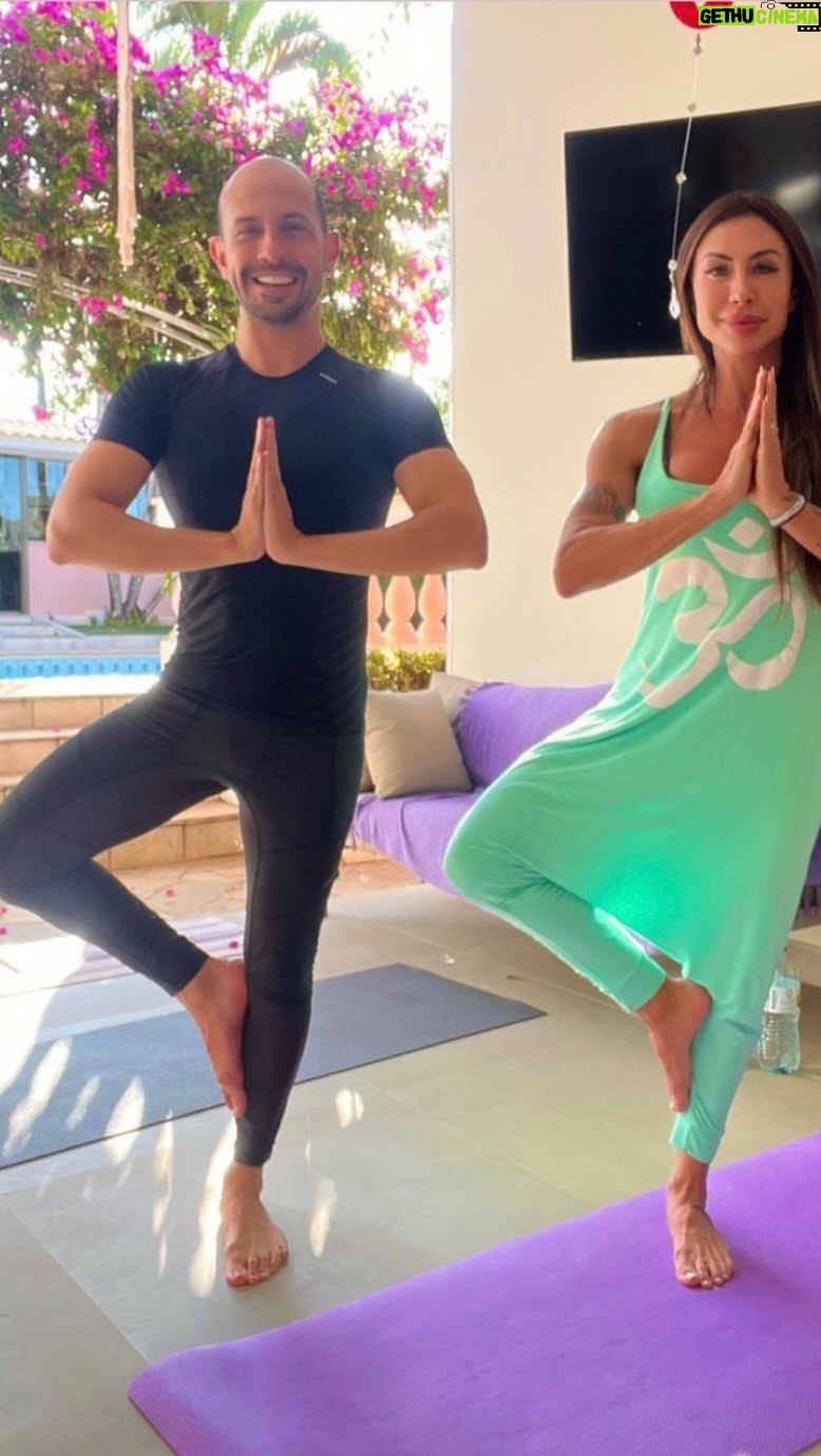 Jaque Khury Instagram - Uma parte da nossa prática de yoga de hoje •~✨ . O maior movimento do yoga é colocar você em conexão consigo. Se observar com mais clareza e profundidade. Reconhecer e acolher o que existe. E, a partir disso, perceber novos espaços para expansão da sua consciência. . “O Yoga não é pra te tornar bonzinho e ter a voz mansa. . O Yoga não é pra fazer você aceitar tudo. . Não há Yoga sem revolução interna. Não há Yoga sem questionamentos. Não há Yoga sem mexer fundo nos relacionamentos. . Às vezes, o Yoga não te torna calmo, mas furioso, porque é o despertar da consciência. . Às vezes, o Yoga traz caos, e, da fúria desse caos, vem a renovação.” — Mumukshu . . #yoga #yogabrasil #yogaatibaia #yogatibaia #atibaiayoga #danaguiaryoga #atibaia #atibaiacity #atibaiasp #atibaiaeregiao #jaquekhury