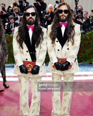 Jared Leto Instagram - Happy Met Gala 🖤

Which was your favorite?

Maybe it’ll make an appearance on tour 🐱

@gucci @alessandro_michele @karllagerfeld @scpsunlimited @kimkardashian @kendalljenner @kyliejenner @dakotajohnson @katyperry @jimmyfallon @honeymoon @donatella_versace