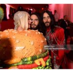 Jared Leto Instagram - Happy Met Gala 🖤 Which was your favorite? Maybe it’ll make an appearance on tour 🐱 @gucci @alessandro_michele @karllagerfeld @scpsunlimited @kimkardashian @kendalljenner @kyliejenner @dakotajohnson @katyperry @jimmyfallon @honeymoon @donatella_versace