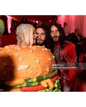 Jared Leto Instagram - Happy Met Gala 🖤

Which was your favorite?

Maybe it’ll make an appearance on tour 🐱

@gucci @alessandro_michele @karllagerfeld @scpsunlimited @kimkardashian @kendalljenner @kyliejenner @dakotajohnson @katyperry @jimmyfallon @honeymoon @donatella_versace