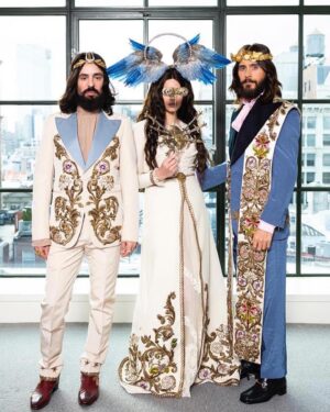 Jared Leto Instagram - Happy Met Gala 🖤

Which was your favorite?

Maybe it’ll make an appearance on tour 🐱

@gucci @alessandro_michele @karllagerfeld @scpsunlimited @kimkardashian @kendalljenner @kyliejenner @dakotajohnson @katyperry @jimmyfallon @honeymoon @donatella_versace