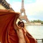 Jared Leto Instagram - 5 days until Europe tour…are you ready?? 🕺🏻🖤 Tickets still available at link in bio