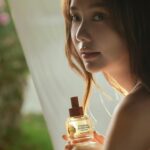 Jarinporn Joonkiat Instagram – Thank you @panpuriofficial for having me, I’m so happy to be a part of 🌞 ‘ETERNAL SUNSHINE’ — a fragrance that captures the soul of a summer sunrise.

#PANPURI #PANPURIsummer
#IgniteYourEternalLight #MyEternalSunshine
