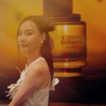Jarinporn Joonkiat Instagram - My Eternal Sunshine 🌞 @panpuriofficial Unlock Your Path to Eternal Light 🌞🤎 มีความสุขทุกครั้งที่ได้ทำงานกับ #PANPURI :))))) Pop up อยู่ที่ Emporium ชั้น M น้า 💘 ไปดมกลิ่นใหม่ชื่อ Eternal Sunshine กันนะคะ เป็นกลิ่นแนว ซิทรัส กลิ่นหอมสดชื่น ที่ผสมผสานกลิ่นของผิวมะนาว และสมุนไพรไทยใบกระเพรา ที่ได้แรงบันดาลใจจากแสงแดดอันอบอุ่นยามเช้า เป็นกลิ่นที่ช่วยสร้างแรงบันดาลใจ เพิ่มพลังงานที่ดี และพร้อมเปิดรับความสุขในวันใหม่ได้อย่างสดชื่น 😊🌞🥰 #IgniteEternalLight #MyEternalSunshine
