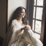 Jasleen Royal Instagram - मैं इश्क़ लिखूं तुझे होजाये ..