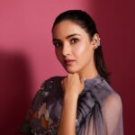 Jasmin Bhasin Instagram – Look @ me, not the caption 😉

Dolled up for #hungamastyleawards 

Outfit @sahilkochharofficial
Earcuffs @the_jewel_gallery 
Styled by @stylingbyvictor @sohail__mughal___
Assisted by @sanzimehta777
Clicked by @theguywithacanon 
Makeup and hair by @celebsmakeupbysejal
