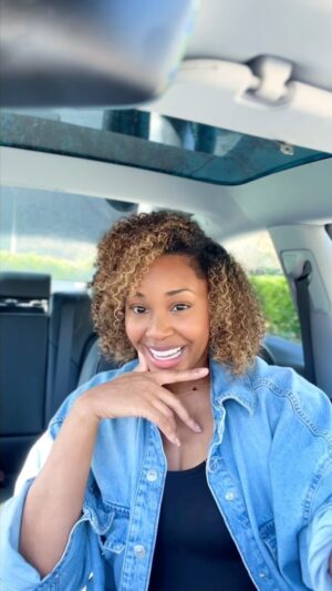 Jasmine Luv Instagram - This message is for anyone that claims eyebrow threading isn’t painful 🥴🥴🥴 WHAT THREAD YALL USING?! Bc that be the worst 15 minutes EVER……I’m still gonna go back though but DANG!!!! (Hair looking GOODT thanks to @colorculturehairartistry) #eyebrowthreading #browthreading #browshaping #threading