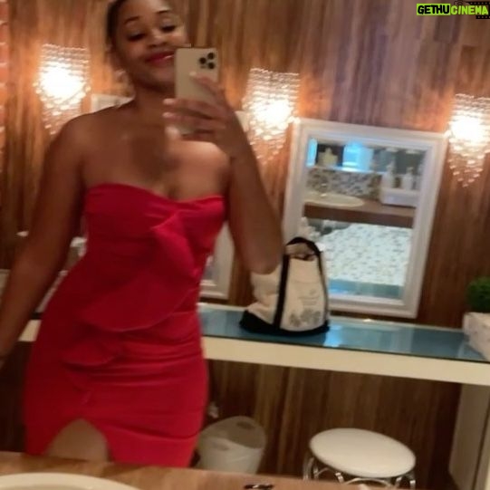 Jasmine Luv - 45.4K Likes - Valentine’s Day recap from The Barrett’s ❤️🥰🎁🔥💃🏽💃🏽 Thank you @tallguycarreviews_ for making this day and every other day amazing. I Love you ❤️