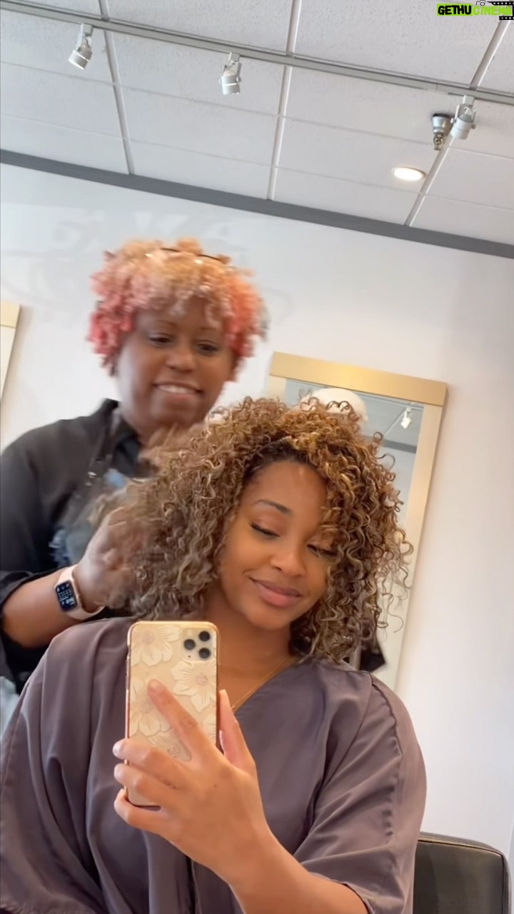 Jasmine Luv - 46.6K Likes - New hair, who dis? 😜 It’s giving Fall 2023 vibes and I’m loving it. What y’all think? Thank you to Nicki at @colorculturehairartistry for doing an amazing job 🔥🔥🔥 #newhair #curlyhair #curls #colorhair