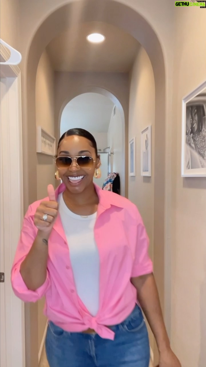 Jasmine Luv - 78.2K Likes - GRWM for a Gender Reveal 💙💓💙💓
Top & Bottom: @zara
Accessories: @target
Congrats to @kyralynncarter and @andrewfcarter on their baby girl 💓