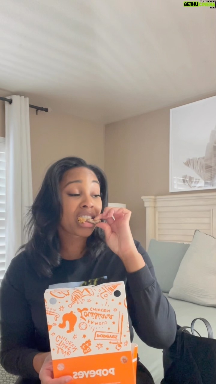 Jasmine Luv - 42.3K Likes - That friend that’s forever eating 😂😂🍗🍟🍕We all have one 😂😂😂 #KeishaAndBrittany #WhenFoodIsLife