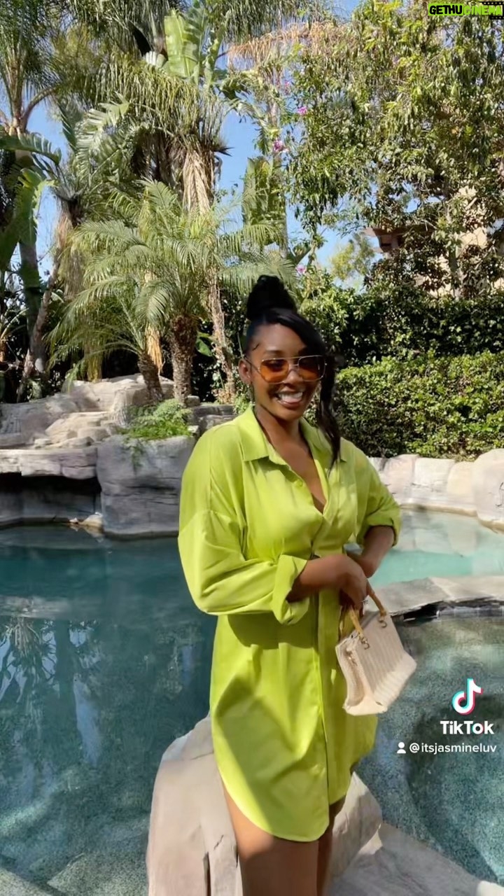 Jasmine Luv - 57.2K Likes - Excuse me…lunch is calling 💁🏽♀️ #LunchDate