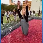 Javiera Acevedo Instagram - Se súper pasaron con este evento de @oceanspraychile , la cosecha más linda del mundo, en el Parque Araucano: Piscina de cranberries, actividades, juguito para toda la familia. Mi favorito es el con manzana 🍏 Perfecto para un balance nutricional y cuidado de tu salud. Cranberries traidos directamente de Lanco, Región de los Ríos, que ademas se comprometen con las comunidades y el medio ambiente. ¿Qué mejor? Ven a vivir la experiencia! @oceanspraychile @agenciaverticechile #ElPoderDelCranberry #ElPoderDeLaSuperFruta #SuperNectar #SuperCosecha #hechoenchile