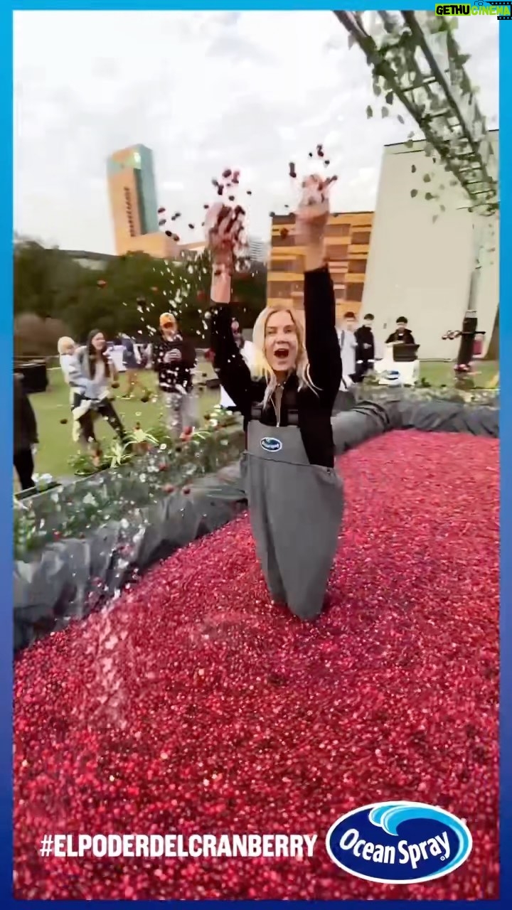 Javiera Acevedo Instagram - Se súper pasaron con este evento de @oceanspraychile , la cosecha más linda del mundo, en el Parque Araucano: Piscina de cranberries, actividades, juguito para toda la familia. Mi favorito es el con manzana 🍏 Perfecto para un balance nutricional y cuidado de tu salud. Cranberries traidos directamente de Lanco, Región de los Ríos, que ademas se comprometen con las comunidades y el medio ambiente. ¿Qué mejor? Ven a vivir la experiencia! @oceanspraychile @agenciaverticechile #ElPoderDelCranberry #ElPoderDeLaSuperFruta #SuperNectar #SuperCosecha #hechoenchile