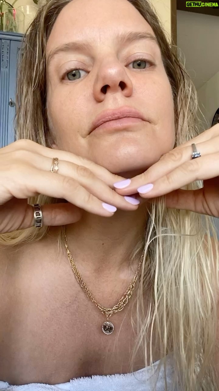 Javiera Acevedo Instagram - Exquisita, ligera y si tienes la piel alérgica y a veces te pica y se te pone roja te va a encantar porque se pasa al minuto. Se llama Toleriane Dermallergo de La Roche-Posay @larocheposay #LRPCuidaTuPiel