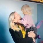 Javiera Acevedo Instagram - Vivimos una muy linda experiencia madre e hijo en el @mallcostaneracenter en el “ #EspacioCreadoras “. Maquilladoras y fotógrafos secos lograron captar hermosos momentos que nos llevamos impresos para la casita. Tú también puedes participar agendando una hora a través de la app mi mall y presentando una boleta sobre 30.000 pesos. Y aparte de esta maravillosa experiencia, estarán participando por un viaje en crucero para dos personas! No se pierdan esta oportunidad en mall Costanera Center, hasta el 14 de Mayo ♥️📸 @mallcostaneracenter #grandescreadoras #espaciocreadoras