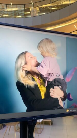 Javiera Acevedo Instagram - Vivimos una muy linda experiencia madre e hijo en el @mallcostaneracenter en el “ #EspacioCreadoras “. 
Maquilladoras y fotógrafos secos lograron captar hermosos momentos que nos llevamos impresos para la casita. Tú también puedes participar agendando una hora a través de la app mi mall y presentando una boleta sobre 30.000 pesos. Y aparte de esta maravillosa experiencia, estarán participando por un viaje en crucero para dos personas!
No se pierdan esta oportunidad en mall Costanera Center, hasta el 14 de Mayo ♥️📸
@mallcostaneracenter 
#grandescreadoras 
#espaciocreadoras