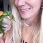 Javiera Acevedo Instagram - Post 18 nada más weno que empezar con sabores distintos dejar la parrilla por un rato (solo un rato) y zamparse un pancito rico y original a la hora de almuerzo o del té. Sanito fresquito crunchi suave y jugosito. Y tu! 🤣 Necesitas: Pan Mantequilla potitos de alcachofa Láminas de jamón colonial o acaramelado. A mi me fascina el de @pf_marca_oficial porque vienen en corte pluma, no se pegan y son deliciosos! Queso untable de cabra Hojas verdes Pimentón rojo