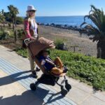 Javiera Acevedo Instagram - Tener un buen coche de paseo hace la diferencia! Este lo amo con todo mi corazón porque se achica al máximo y cabe en todas partes. Lo puedes llevar colgado al hombro y no pesa nada. Para viajar es lo máximo. Tb se hace camita hiper acostado y se alarga el techo para sombra. Hay muchos colores y las rueditas andan perfecto por diferentes suelos! @elodiedetailschile @zafirokids.cl