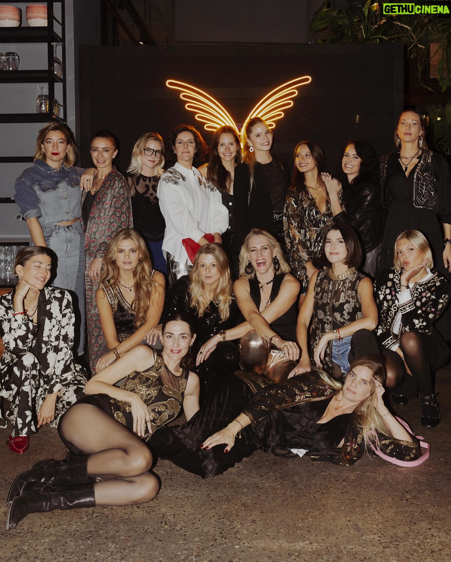 Javiera Acevedo Instagram - Celebración 25 años de @rapsodiachileoficial @rapsodiaoficial 🎉 Tantos años siendo parte de esta familia. Un honor y un placer. Gracias por el cariño y ese poder femenino de todas las que tanto quiero. @thecollectivecl