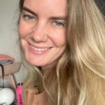 Javiera Acevedo Instagram - Tratamiento post verano de hidratación profunda , con Aquapure y oxigenación. Teñido de cejas y pestañas. Siempre aquí en mi lugar favorito @medsthetik Vengo hace muchos años y son secas todas! Además te tratan con amor. Ese día hacía frío y llegué entumida y me pusieron guaterito calientito ❤️