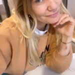 Javiera Acevedo Instagram - Se mueren lo wenaaaaaa que quedó esta hamburguesa!!! Solo necesitan pocos y deliciosos ingredientes y seguir los pasos de este reel! Yo me la zampé de desayuno esta vez 🐷 1 hamburguesa @pf_marca_oficial Tiritas de tocino 1 huevo Pan de molde o frica o marraqueta o amasado! O el que te guste más! 1/4 cebolla 🧅 Aceite oliva , mantequilla (para dorar la cebolla) La hamburguesa la salteo con el aceite que me dejó el tocino 🐽