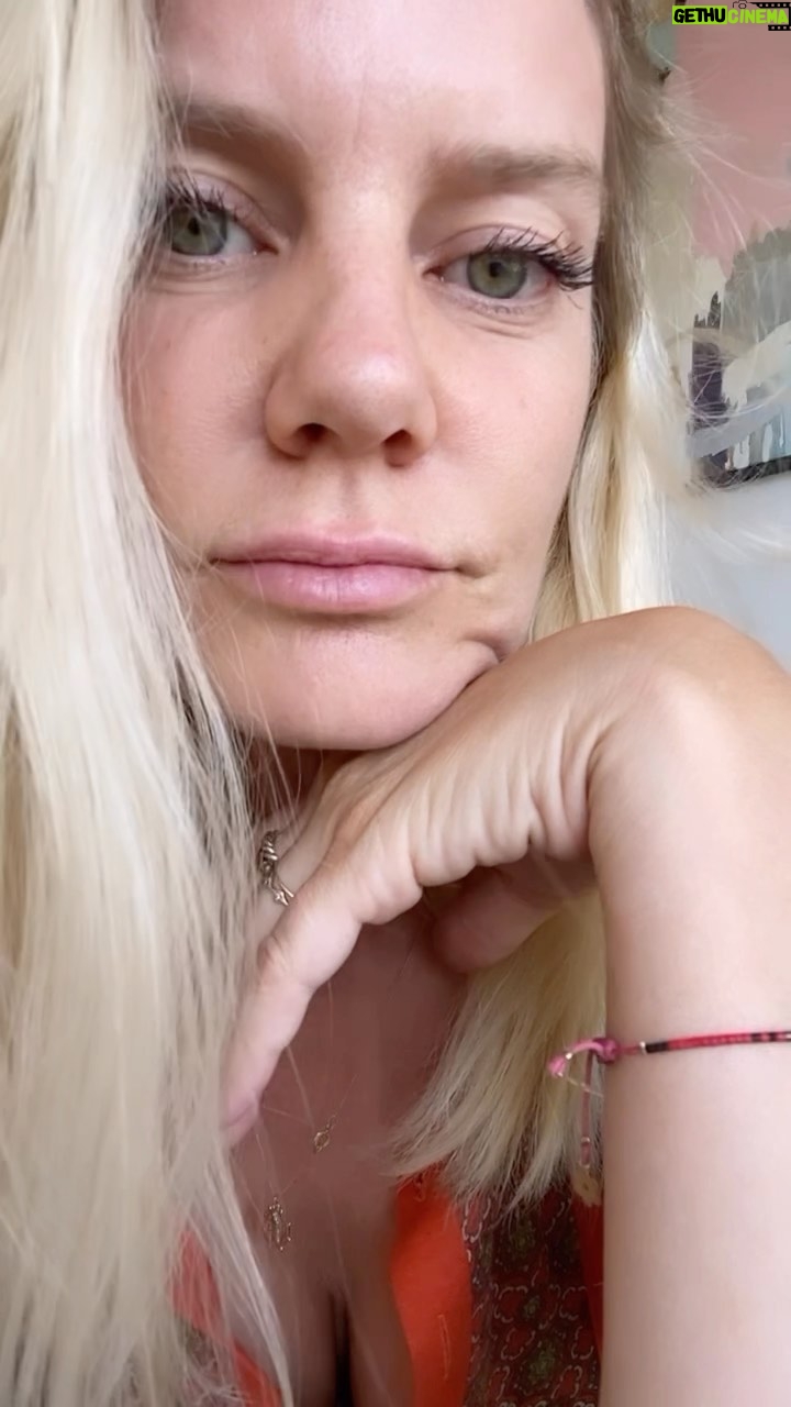 Javiera Acevedo Instagram - No hacen falta mucho las palabras! Las pestañas hablan por si solas! La amo enserio! Se llama double ended volumizing set de @revitalash_chile La puedes adquirir en revitalash.cl online o presencial en sus módulos del Costanera Center, piso 2 diagonal a la Fete. Alto las condes, piso 1, frente a Arrow