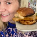 Javiera Acevedo Instagram – “Sanguchito de pollo en 5 minutos”
Necesitas: 
-Pollito apanado, a mi me gusta el de @pfalimentos 
-Pan de hamburguesa o pan pita o el que tengas (yo uso uno medio dulzón)
– Mayo y tu picante favorito o si no quieres no po!
-paltita o tomate o Lechuga lo que más te guste, todo le va!