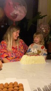 Javiera Acevedo Instagram - Todos mis deseos son contigo! Tu salud tu felicidad, tu tal cual ❤️💘 🎂 🎁 🎈 🎉