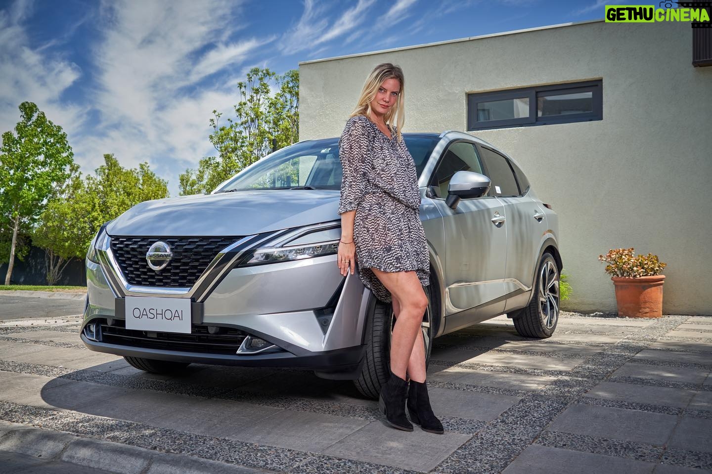 Javiera Acevedo Instagram - Curvas perfectas, armonía perfecta... Si, mi #Qashqai lo tiene todo!!! Además de linda, tiene tecnología de alta gama y se siente como andar en un avión. No se quién se ve mejor en esta foto, ¿mi @nissancl Qashqai o yo? 😂