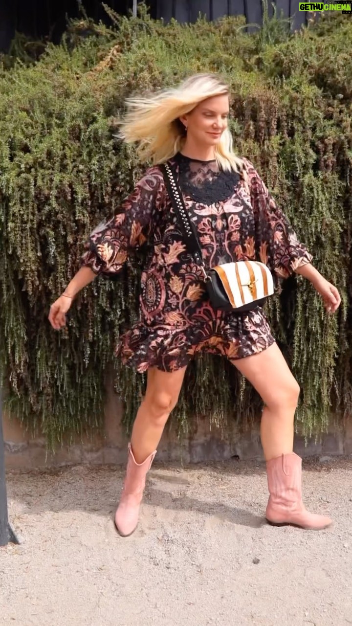 Javiera Acevedo Instagram - ¡Consigue un 15% de descuento en tu próxima compra en @gracyjohns con mi código JAVI15%! 😍💥 Tienes para elegir desde una gran variedad de zapatos, carteras hasta hermosos cinturones, todo de calidad y exclusivo. ¡Y lo mejor es que puedes usar el código sobre otro descuento! 😍✨❤ Visita https://gracyjohns.cl/ para ver todos los productos. Se excluye la pre-venta de sandalias griegas en este código.
