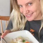 Javiera Acevedo Instagram - Martes Ultrasano! Para los días fríos nada más rico que un clásico consomé de pollo! Rico sanito calientito y con todas las fuentes nutritivas que necesitamos para andar con la fuerza necesaria en estos días! A mi me gusta ocupar los filetitos de pollo @pf_marca_oficial que vienen congelados y separados así ocupo la porción que quiero y necesito. Siempre le echo lo que tengo a mano pero me encanta con 1 papita un poco de zanahoria cebolla pimentón y ajo, condimento con sal y un poco de pimienta. Los pollitos también los corto en trozos y echo todo junto a una olla con agua fría y que hierva durante 20 minutos y listo!